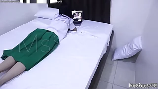 我发现一个人在看色情片