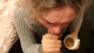 欧洲荡妇喝着带有精液的咖啡！