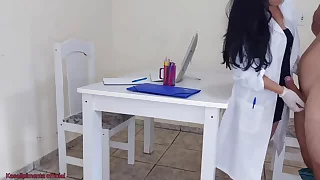 Jennyfer 医生在检查期间解决勃起问题！