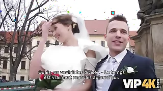 VIP4K. 穿婚纱的美女吮吸陌生人的鸡巴并被干