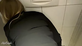 他让我在俱乐部厕所里吮吸他的鸡巴，并和我做爱作为奖励：P 周围有这么多人！